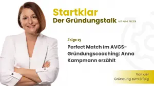 Cover-Bild für Podcast des gründungs.centers mit dem Titel "Startklar - Der Gründungstalk", Links ist Aline Pelzer CEO des gründungs.centers zu sehen. Sie schaut frontal in die Kamera, hat ihre Arme verschränkt und trägt ein weißes Business-Outfit. Sie lächelt in die Kamera und hat ihre kinnlangen Haare glatt gekämmt. Rechts von ihr steht der Titel der Podcastfolge, die Folgennummer und der Podcastname. Sowie der Slogan "Von der Gründung zum Erfolg"