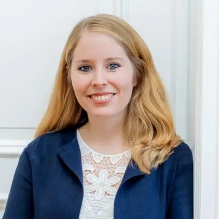 Portrait der Assistenz der Geschäftsführung Susanne Schaffer beim gründungs.center. Das Portrait einer jungen Frau mit langen blonden, gewellten Haaren, die offen und frontal in die Kamera lacht.