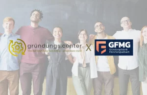 Sinnbild Kooperation von gründungs.center und Gründungsfabrik Mönchengladbach: Im Hintergrund steht eine Gruppe von Erwachsenen, die sich lachen in den Armen liegt. darüber ist ein weißer Schleier, damit die Logos der Kooperationspartner gut zu sehen sind.