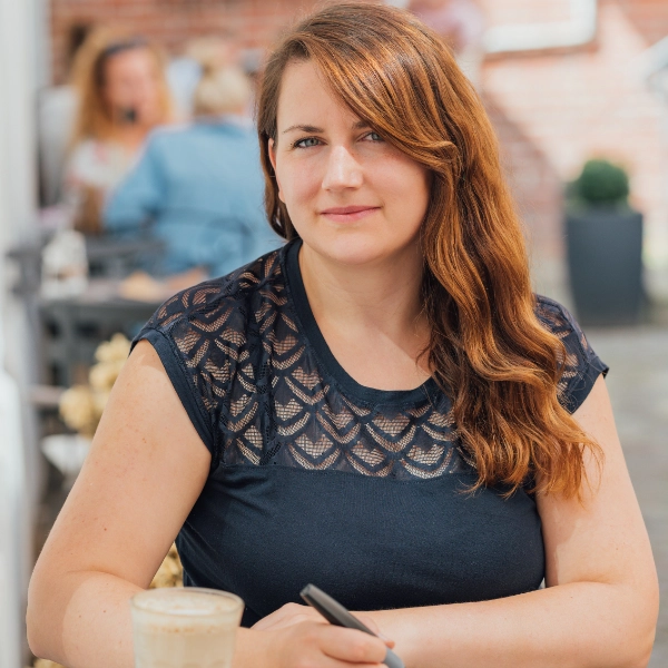 Porträt von KI-Dozentin Viola Wagner