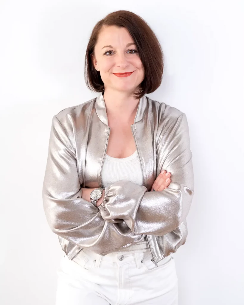 Portrait von Gründerin Aline Pelzer vom gründungs.center inklusive AVGS-Karrierecoaching